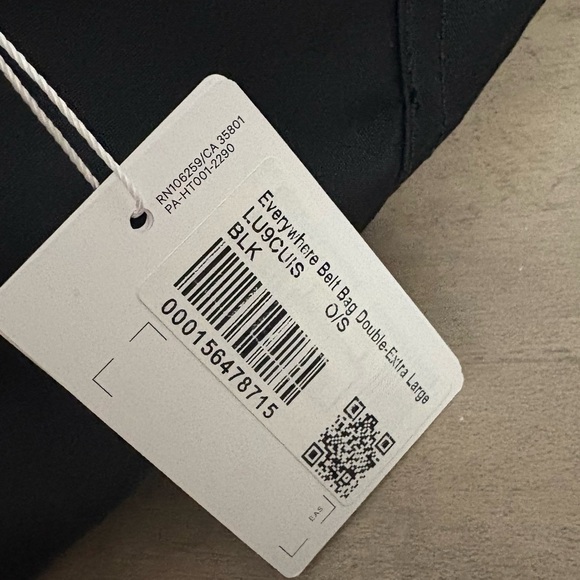 Lululemon Everywhere belt bag double extra large 6L black- NWT & collector pins - Picture 6 of 9